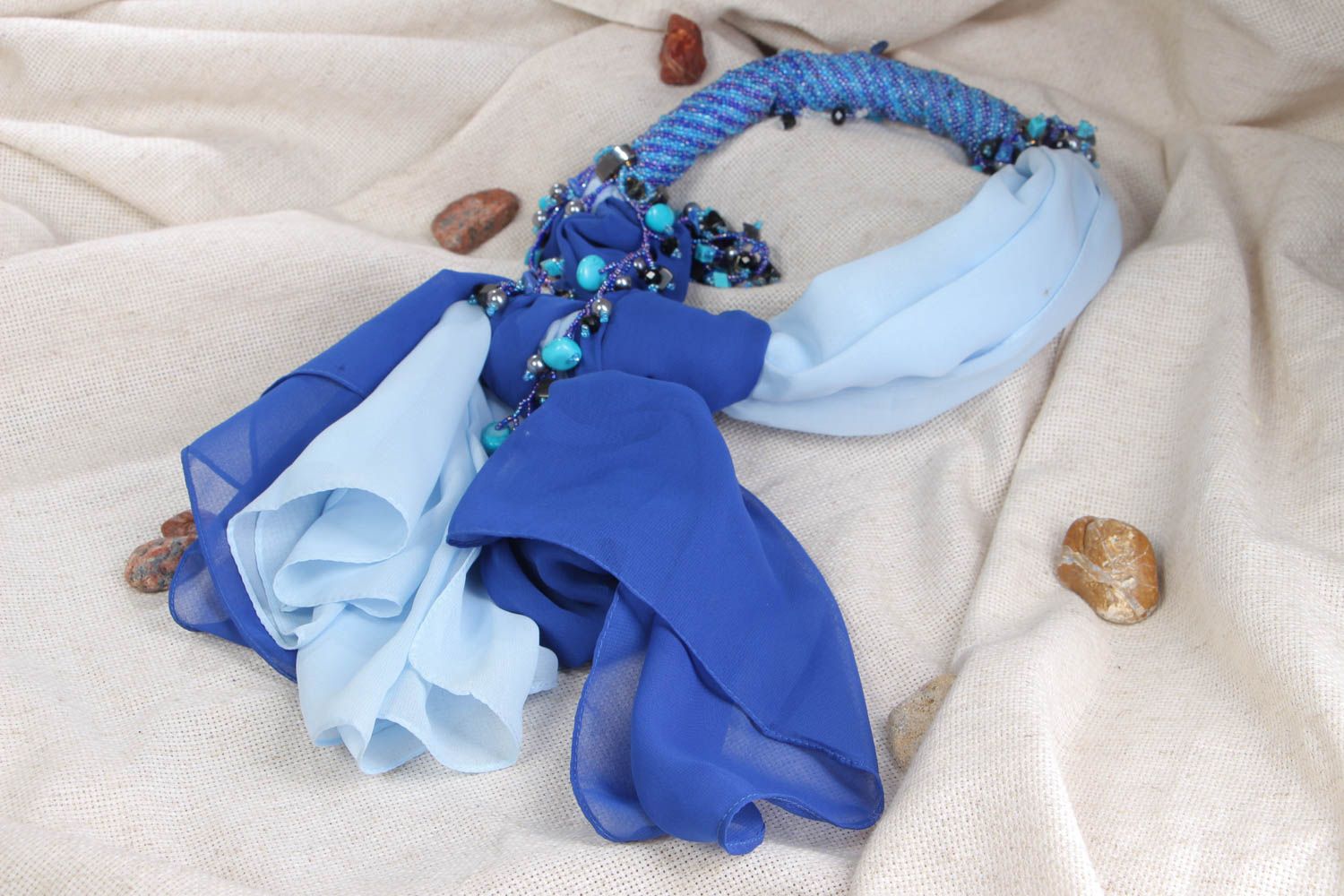 Collier crocheté en perles de rocailles avec hématite et chiffon bleu fait main  photo 1