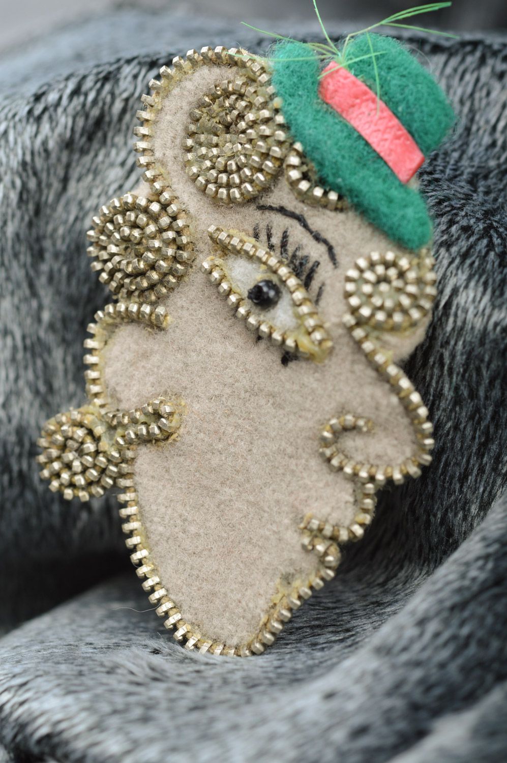 Broche artesanal de cachemira con cremalleras de metal gris Perfil foto 5