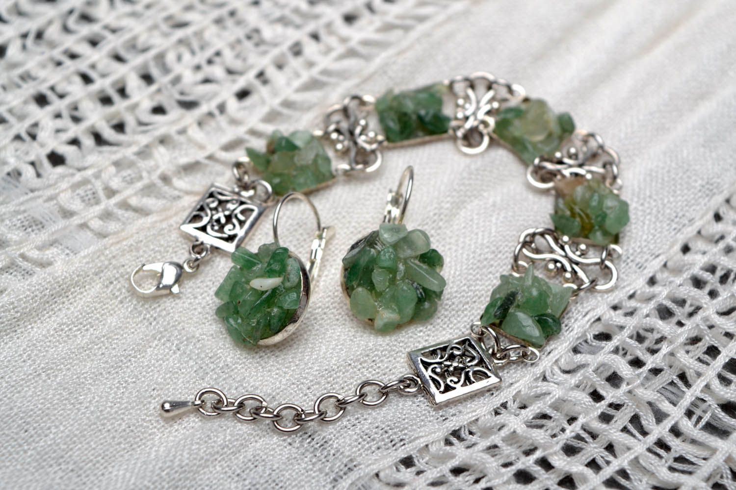 Bracelet and earrings with jade photo 1