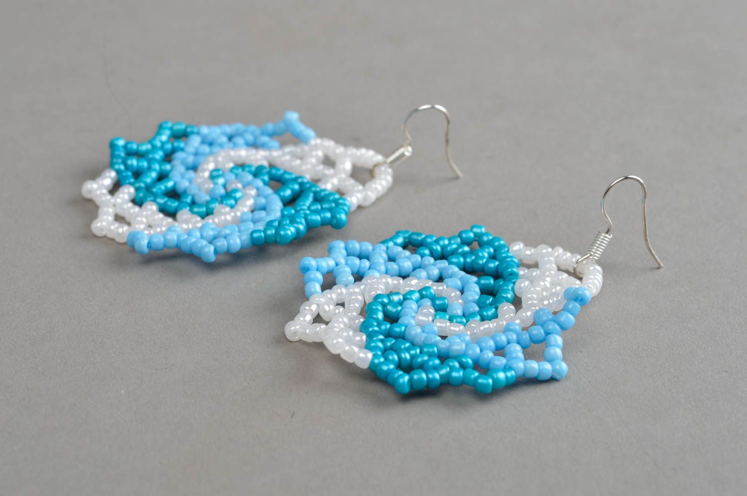 Boucles d'oreilles rondes ajourées en perles de rocaille bleu blanc faites main photo 3