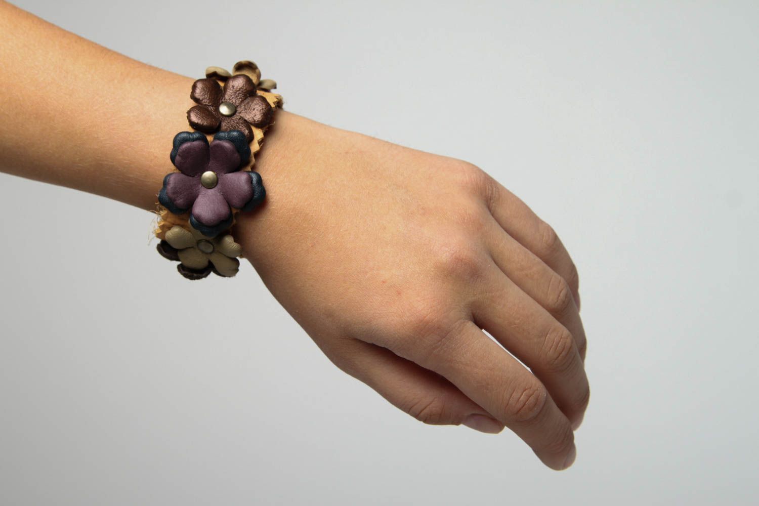 Bracelet cuir Bijou fait main large fleurs design Accessoire en cuir original photo 2
