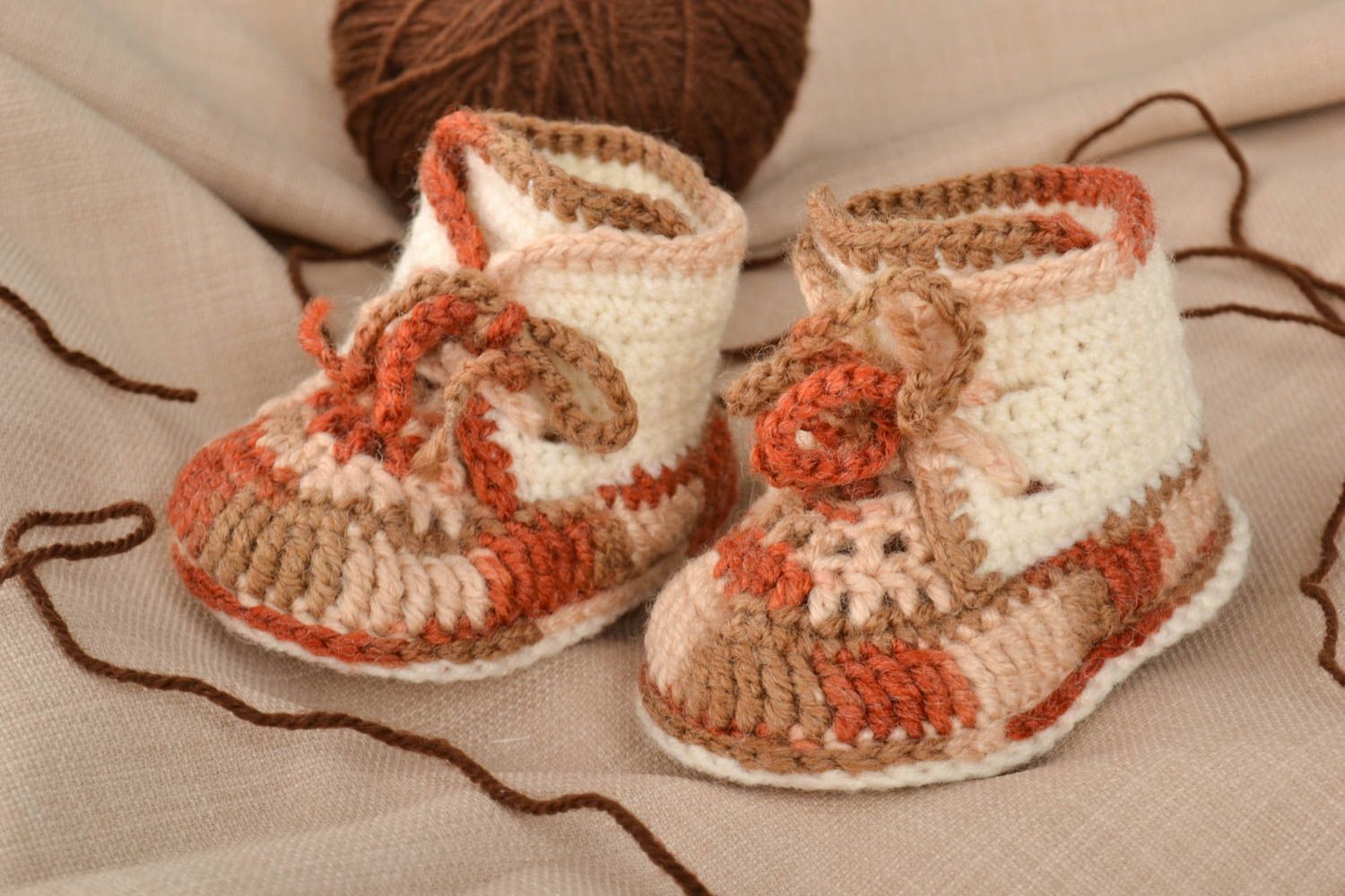 Chaussons de bébé tricot fait main au crochet en mi-laine Chaussures bébé photo 1