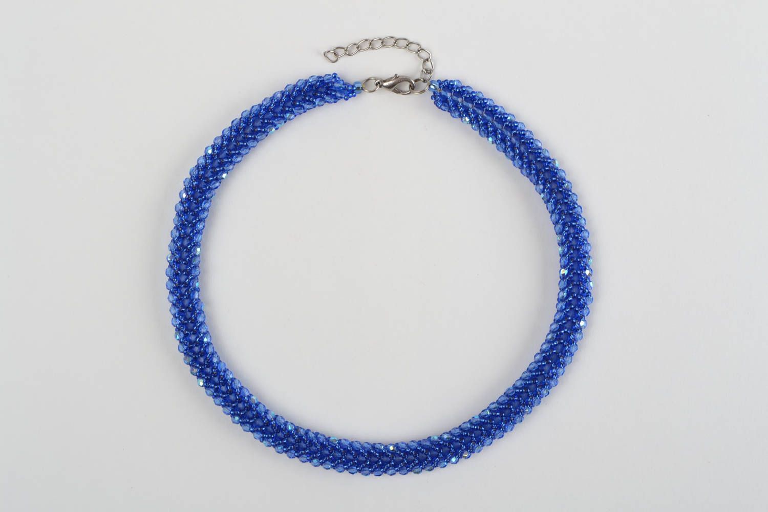 Joli collier en perles de rocaille tressé au crochet fait main bleu fin photo 5