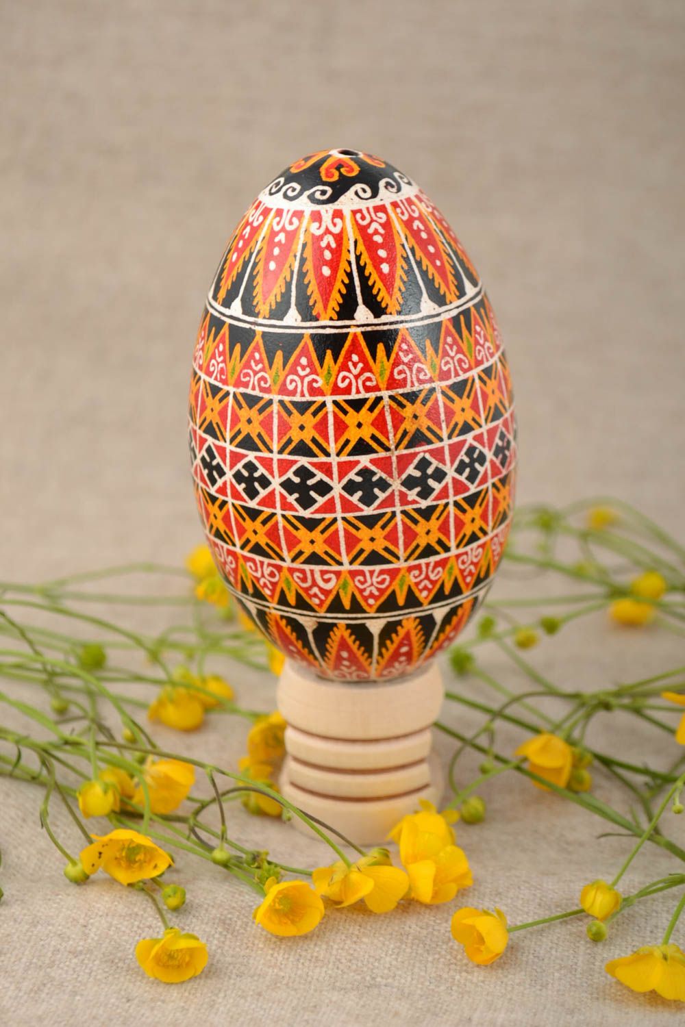 Œuf de Pâques avec ornements peints de couleurs acryliques fait main décor photo 1