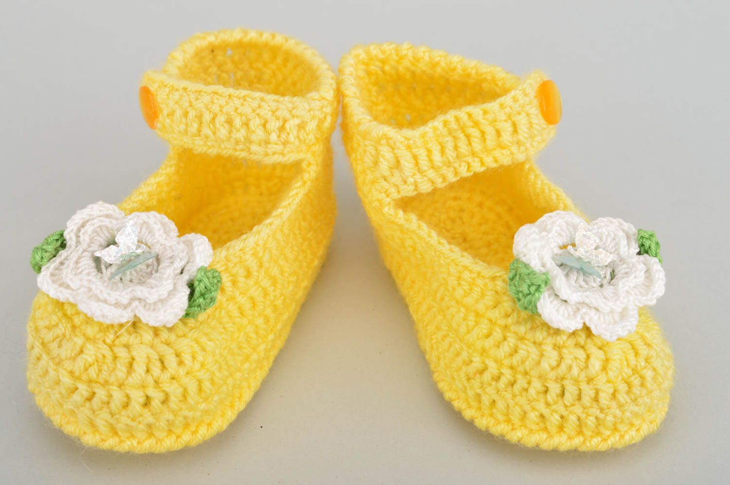 Chaussons de bébé tricotés en coton faits main originaux jaunes pour fille photo 2