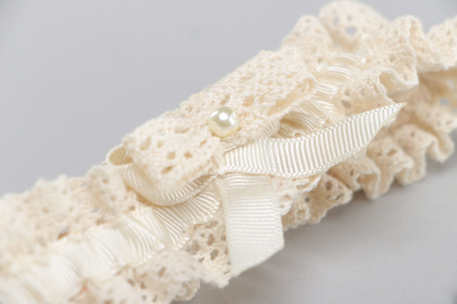 Handgemachtes Strumpfband für Hochzeit aus Spitze und Ripsband mit Kunstperle  foto 4