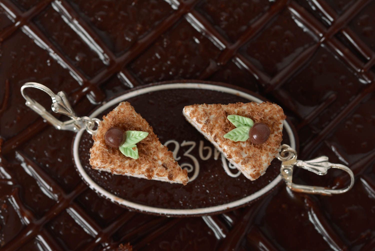 Серьги с подвесками из полимерной глины в виде тортиков миниатюрные хенд мейд фото 4