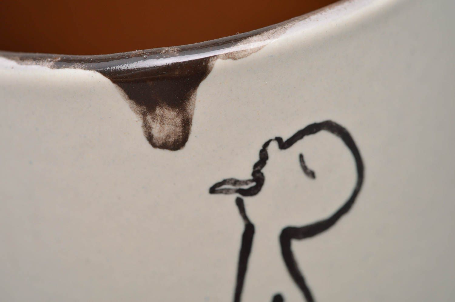 Originelle bemalte handgemachte Tasse aus Porzellan mit lustigem Bild vom Mann foto 2
