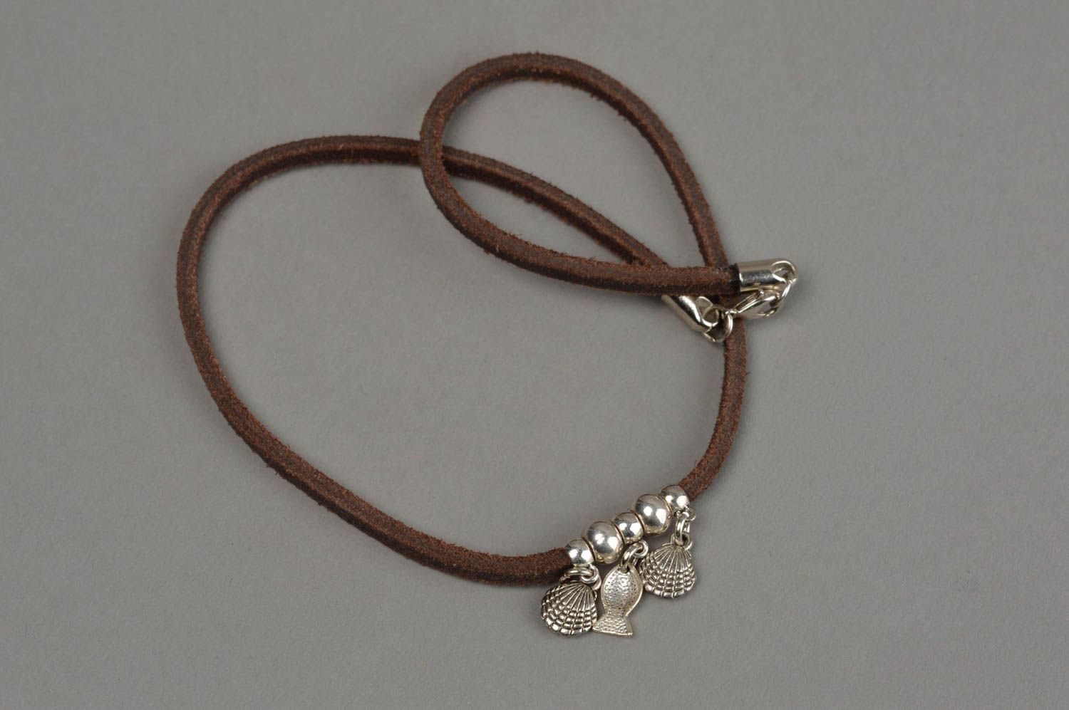 Bracelet cordon en cuir marron avec breloques en métal style marin fait main photo 8