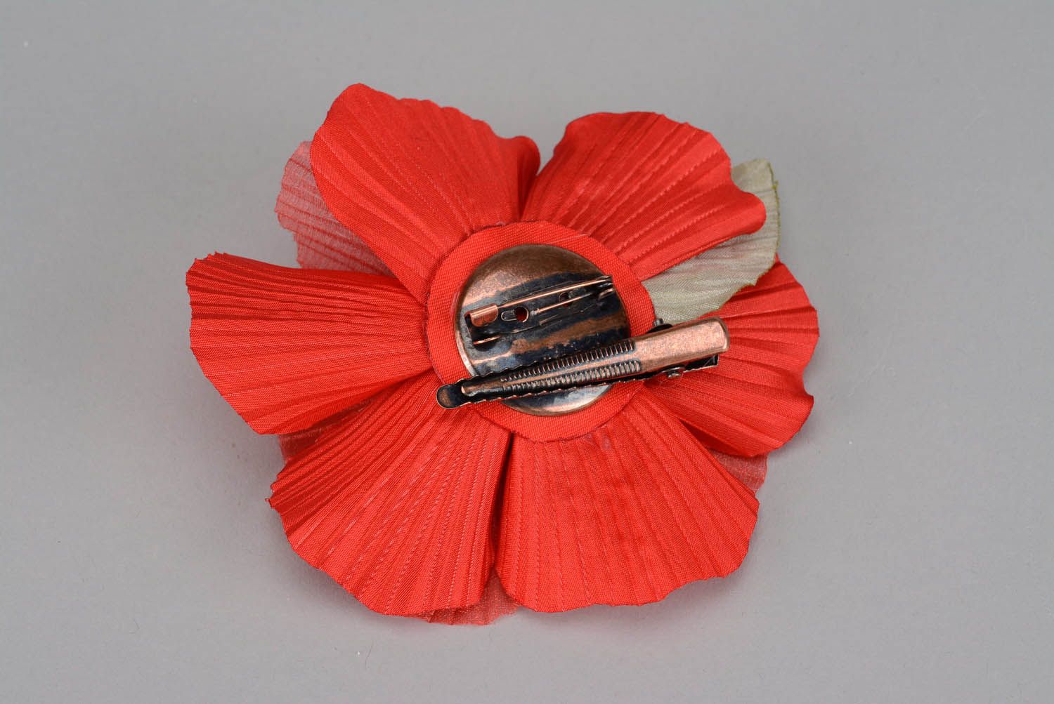 Broche et épingle à fleur rouge de textile  photo 2