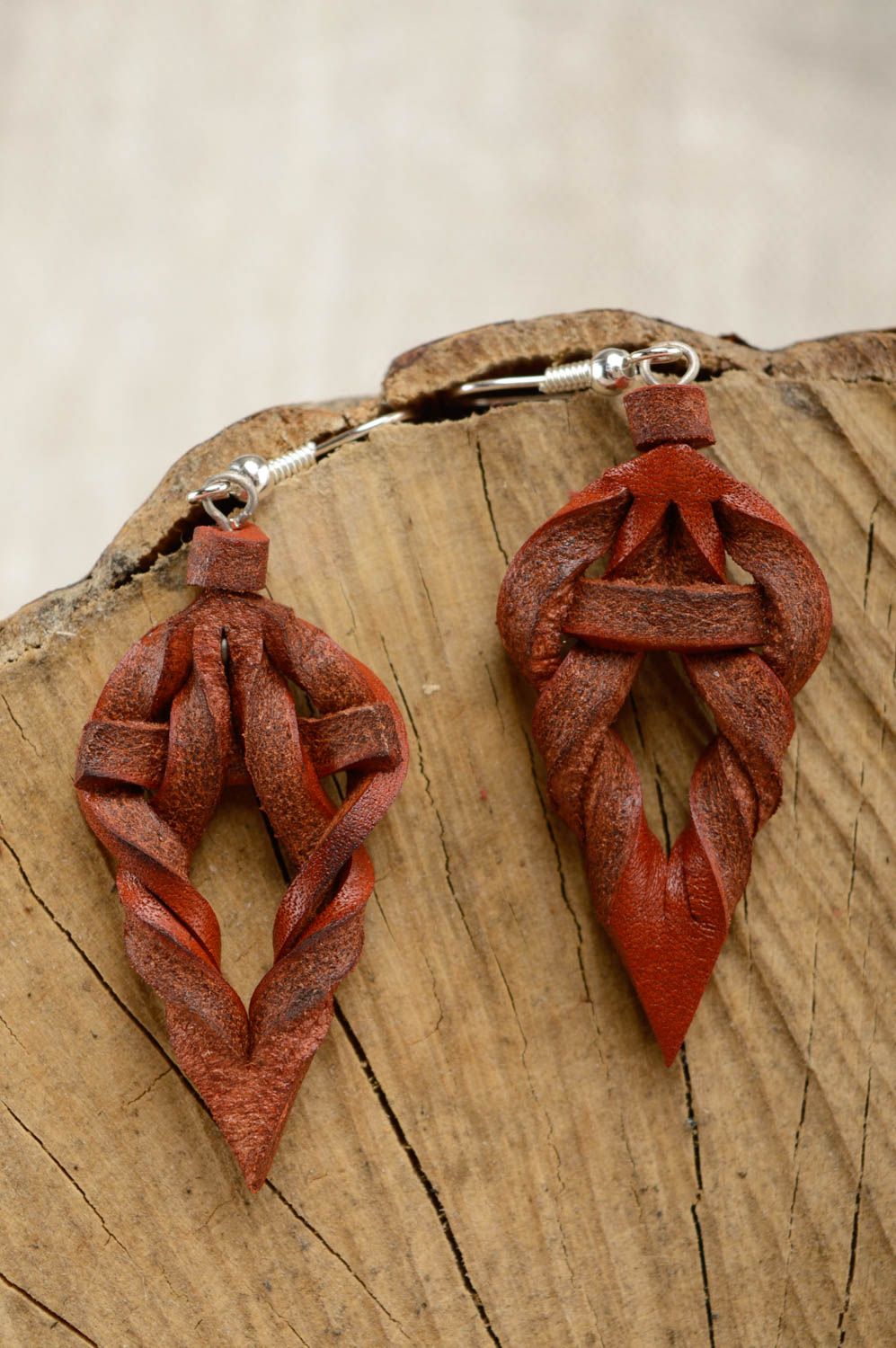 Woven leather dangle earrings photo 1