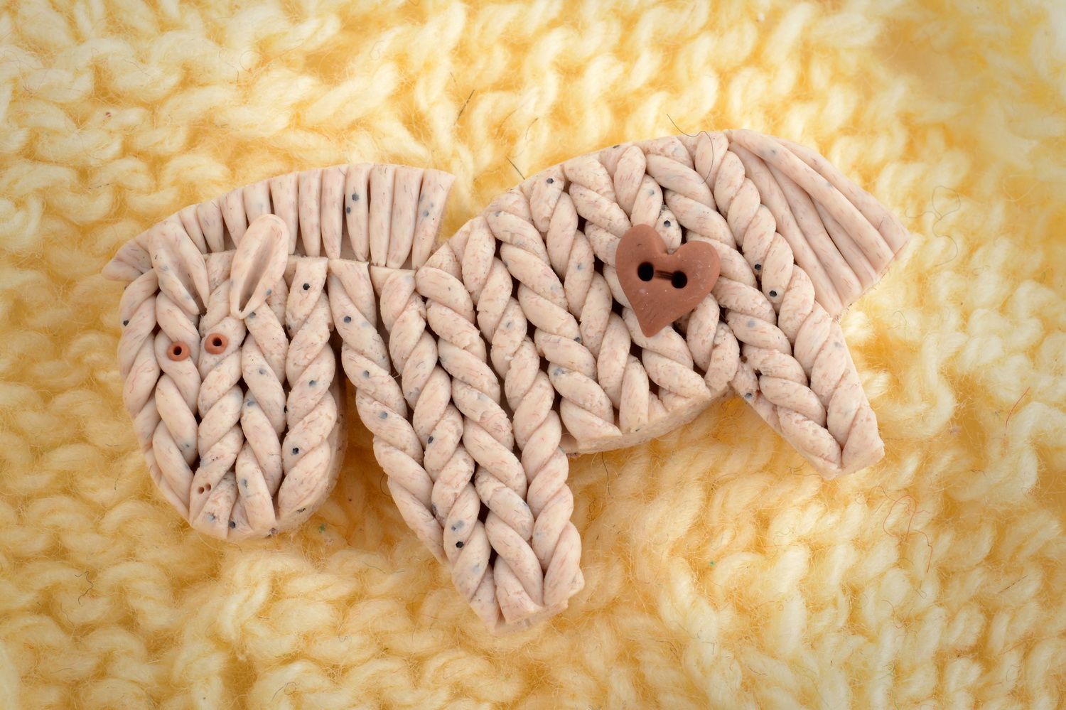 Broche en argile polymère poney beige faite main originale imitation tricotage photo 1