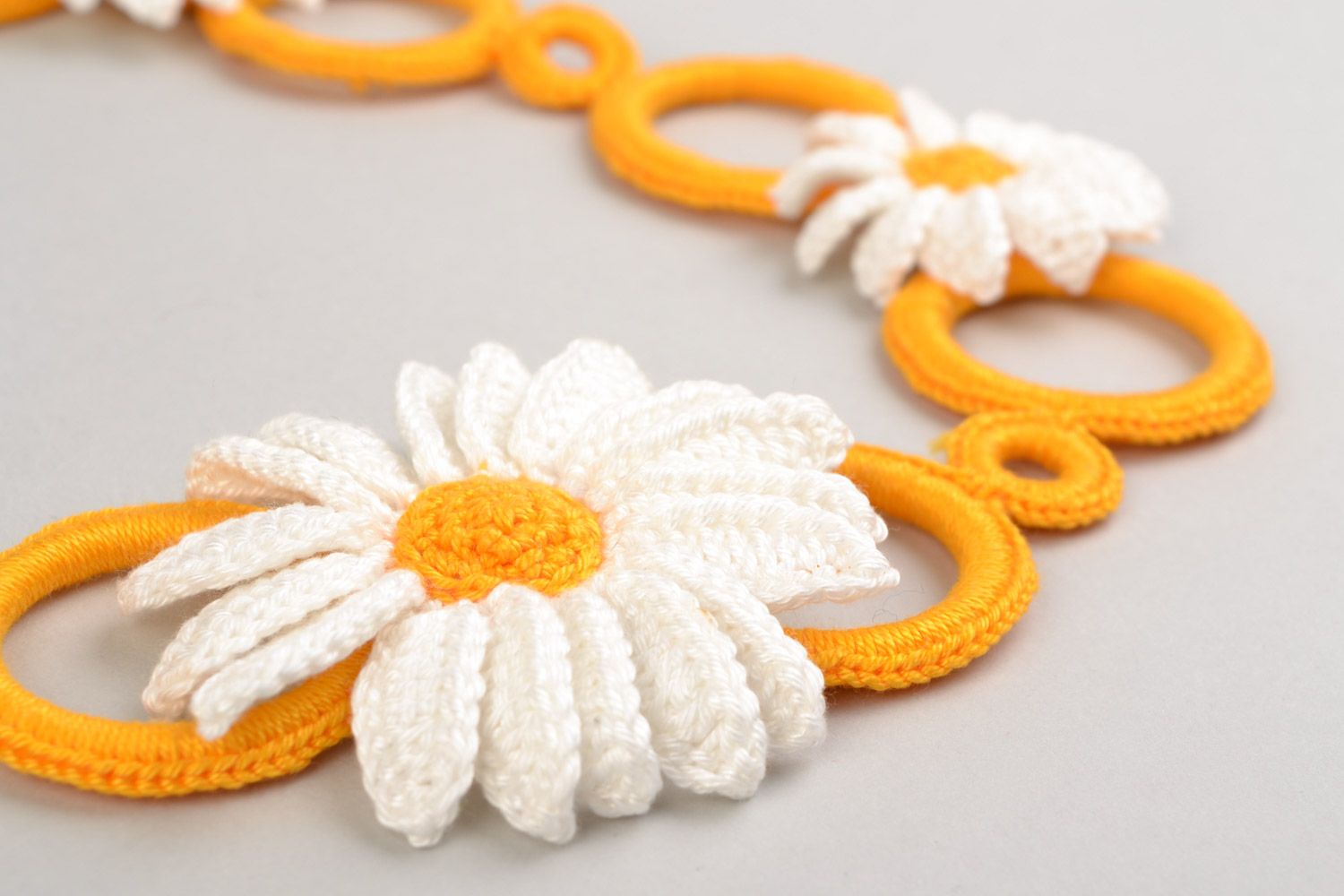 Handmade orange necklace with daisies braided of threads on plastic rings photo 3