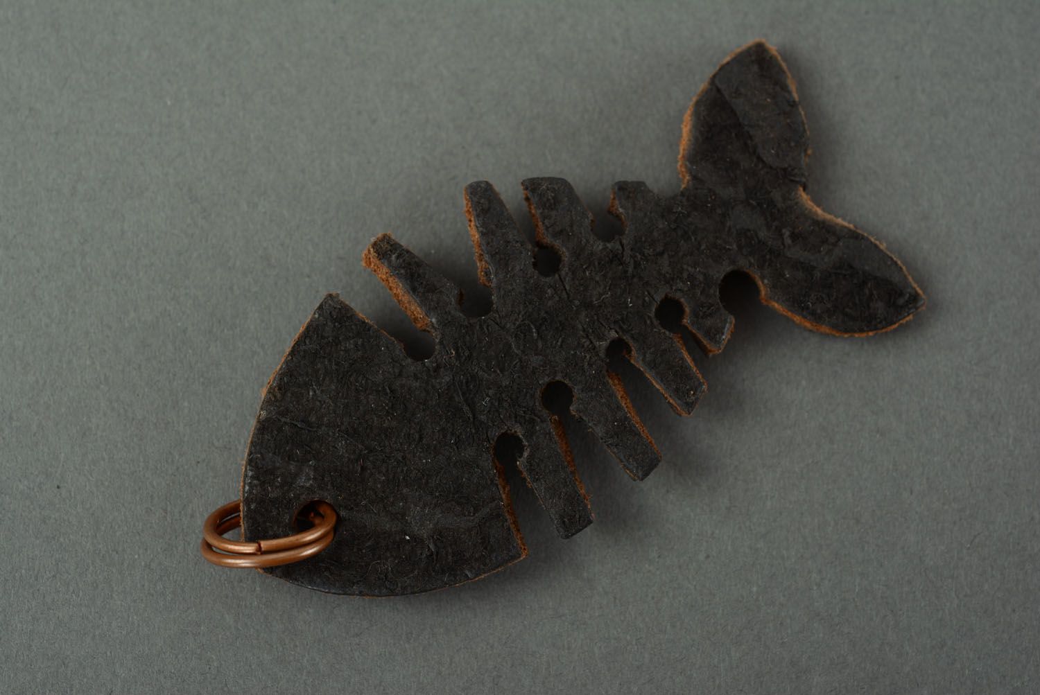 Chaveiro de couro na forma de peixe foto 4