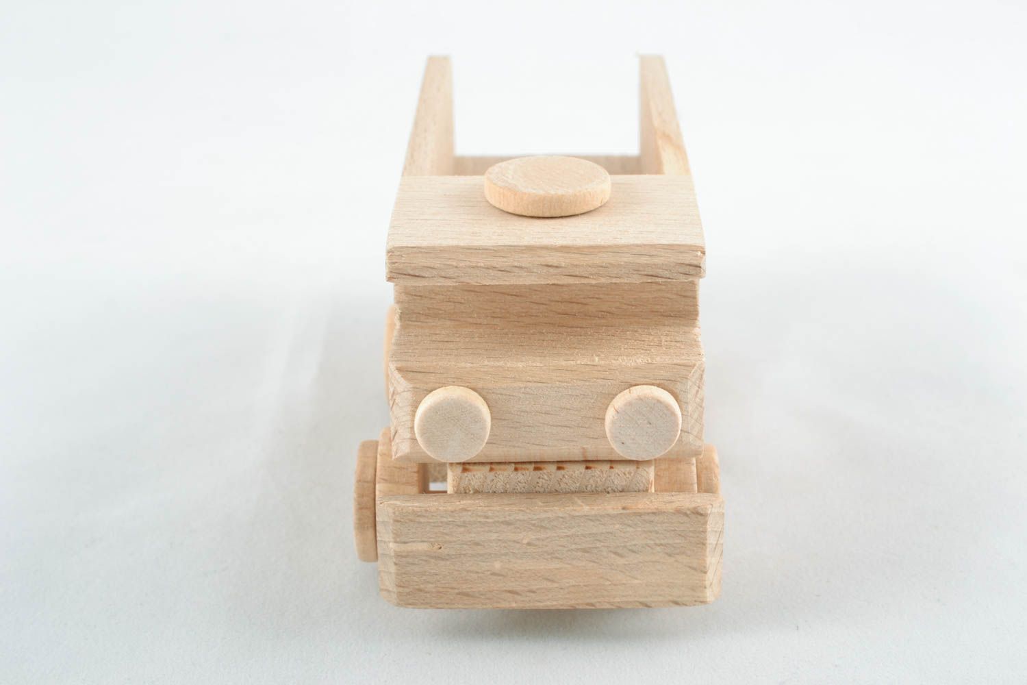 Деревянная игрушка для самых маленьких машинка  фото 1