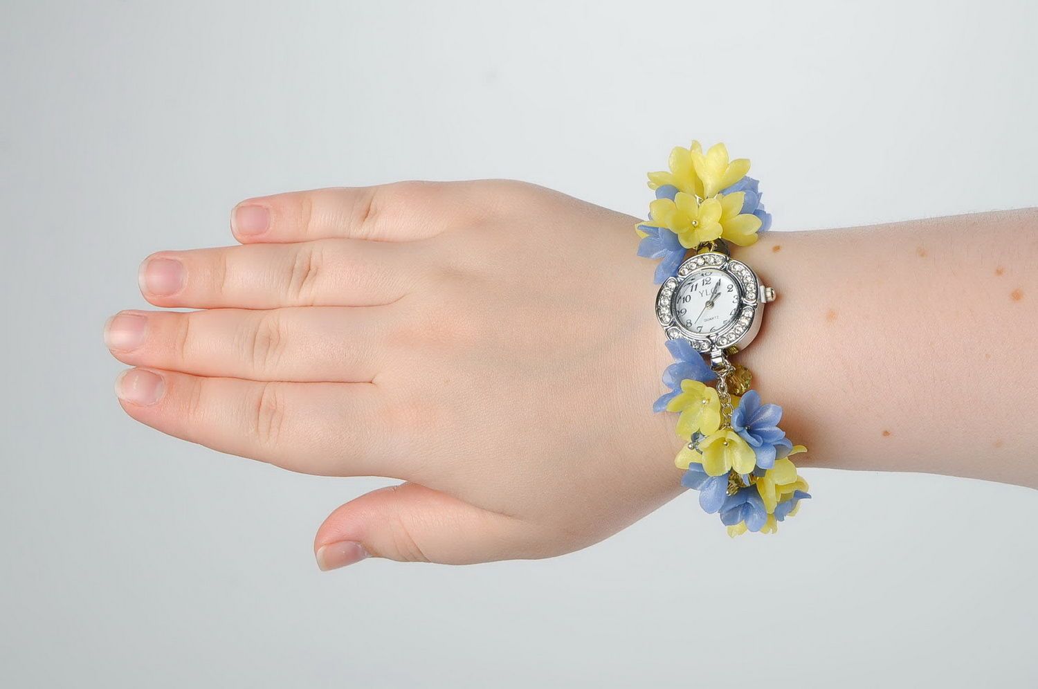Armbanduhr mit Blumen aus Ton, Uhren mit metallischem Armband foto 2
