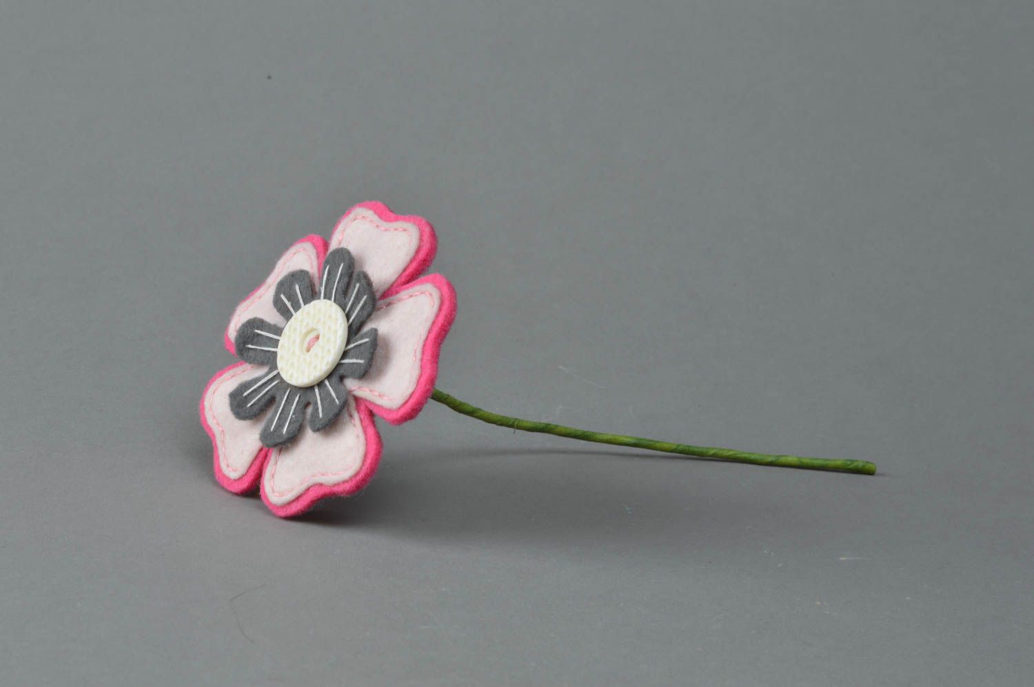 Handgemachte farbige dekorative Blume aus Filz in Rosa und Grau für Interieur foto 1