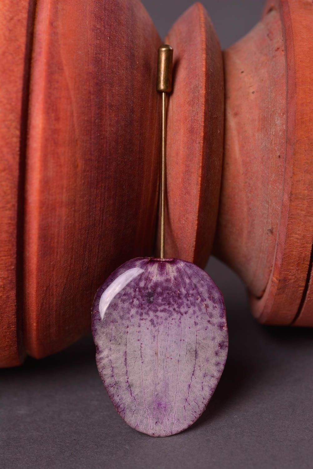 Брошь ручной работы украшение из эпоксидной смолы красивая бижутерия Орхидея фото 1