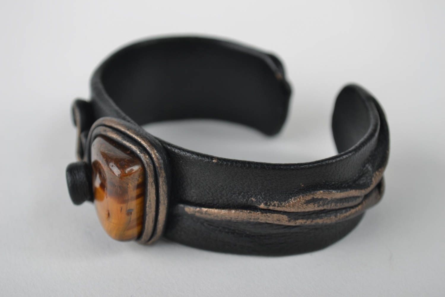 Браслет из кожи ручной работы украшения с камнями широкий кожаный браслет черный фото 3