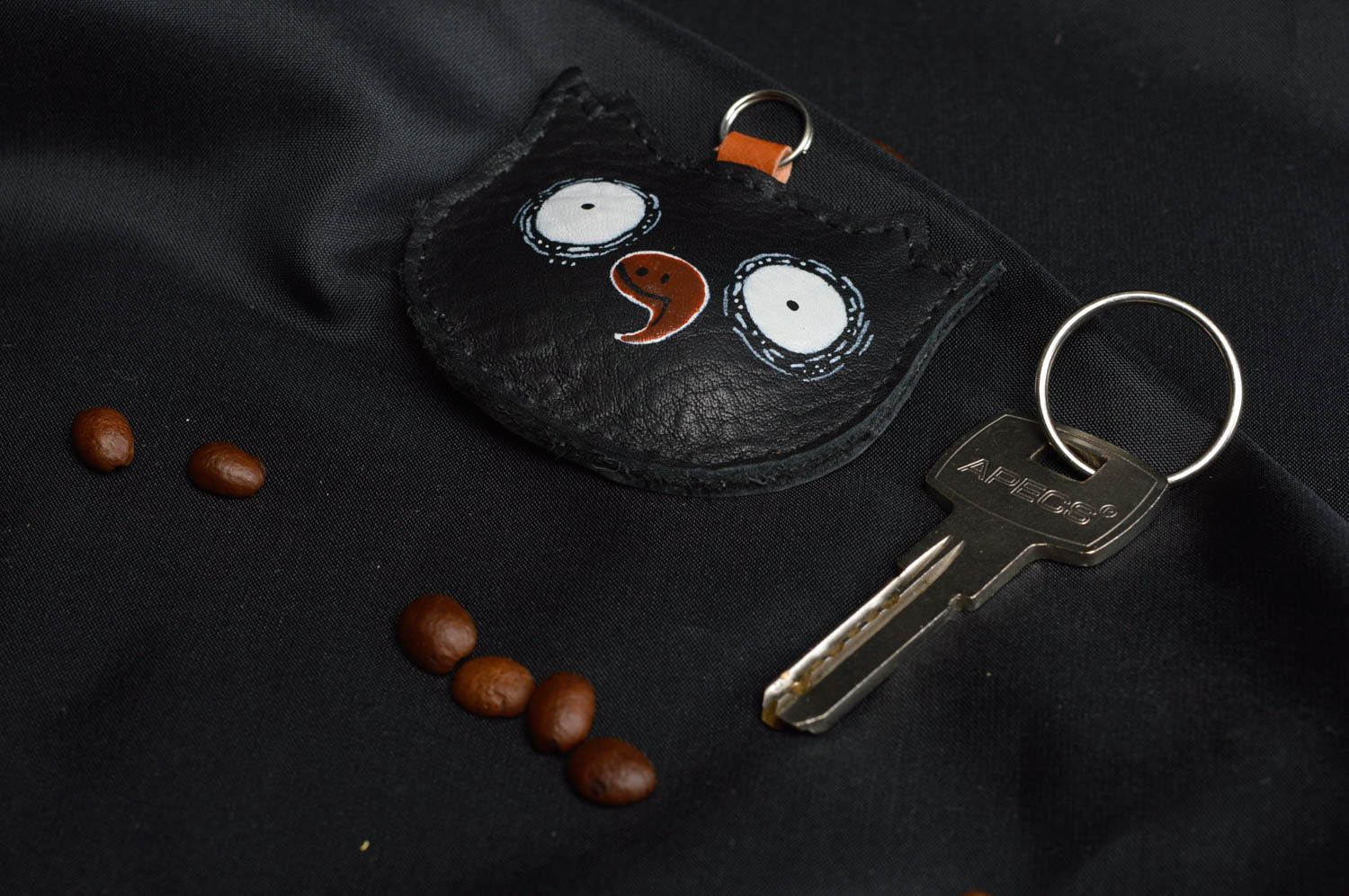 Handmade Schlüsselanhänger aus Leder lustige schwarze Eule mit Bemalung grell foto 1