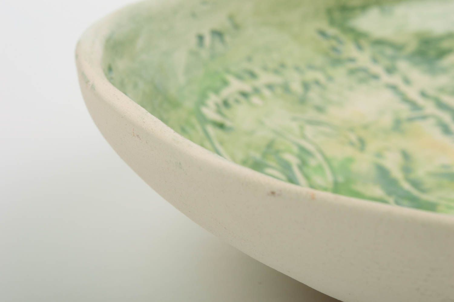 Авторская керамическая тарелка из белой глины с росписью глазурью ручной работы фото 5