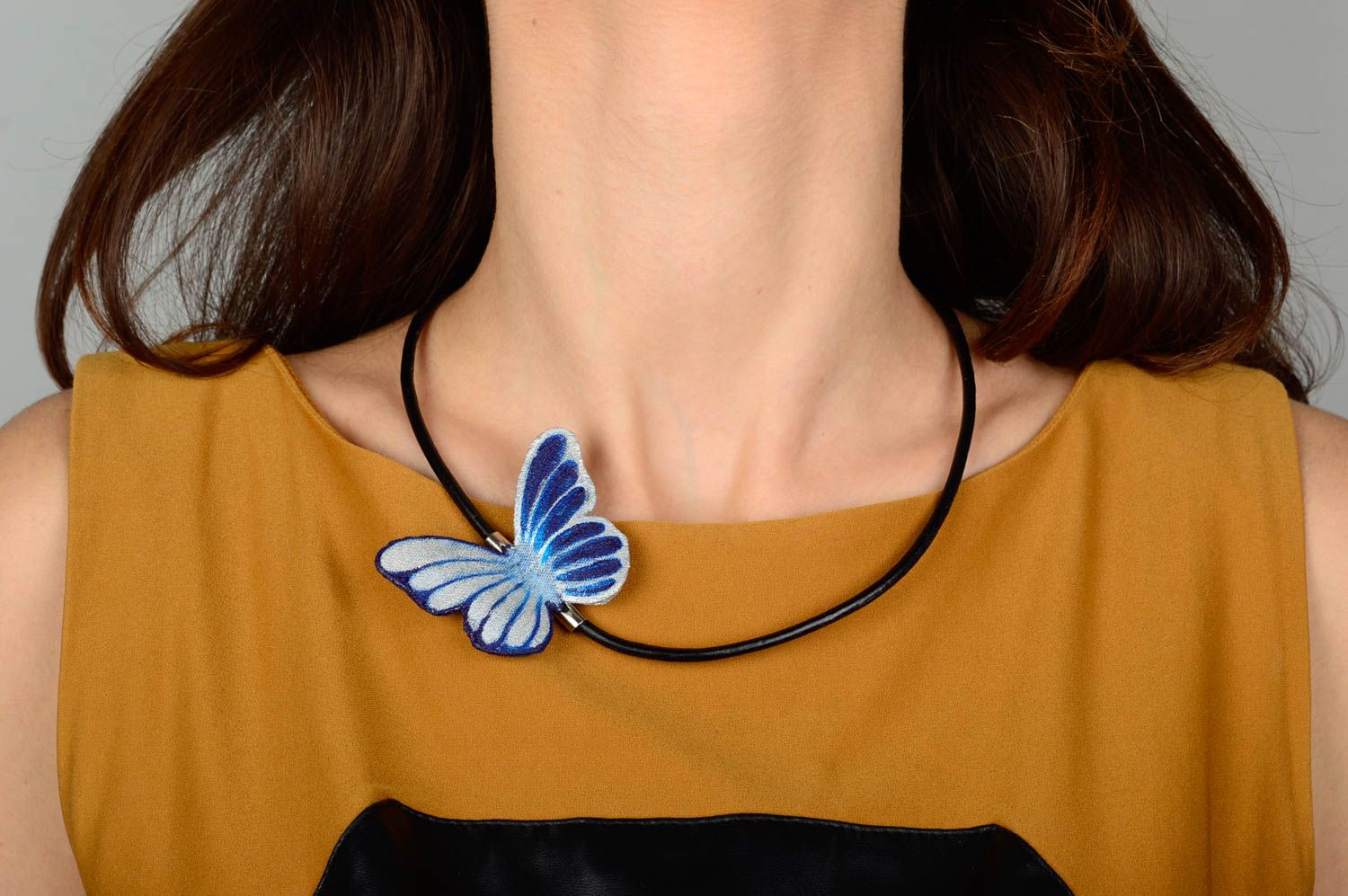 Collier avec papillon bleu Bijou fait main en cuir et jean Cadeau pour femme photo 2