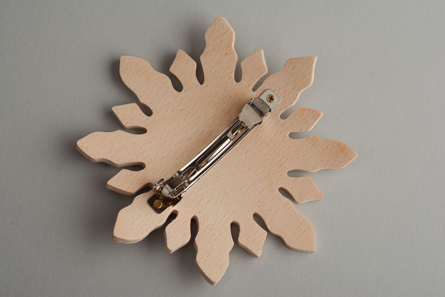 Barrette à cheveux en bois brut flocon de neige  photo 2