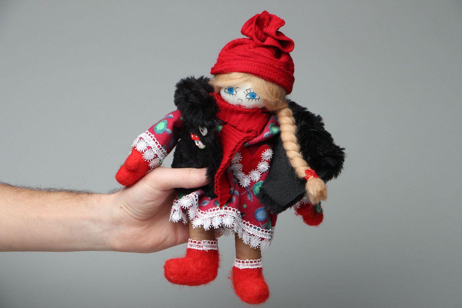 Künstlerische Puppe mit roter Mütze foto 4