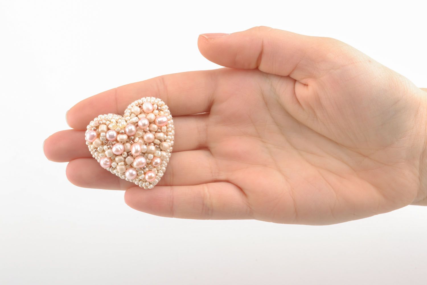 Broche faite main originale en perles d'eau douce roses accessoire cœur photo 4