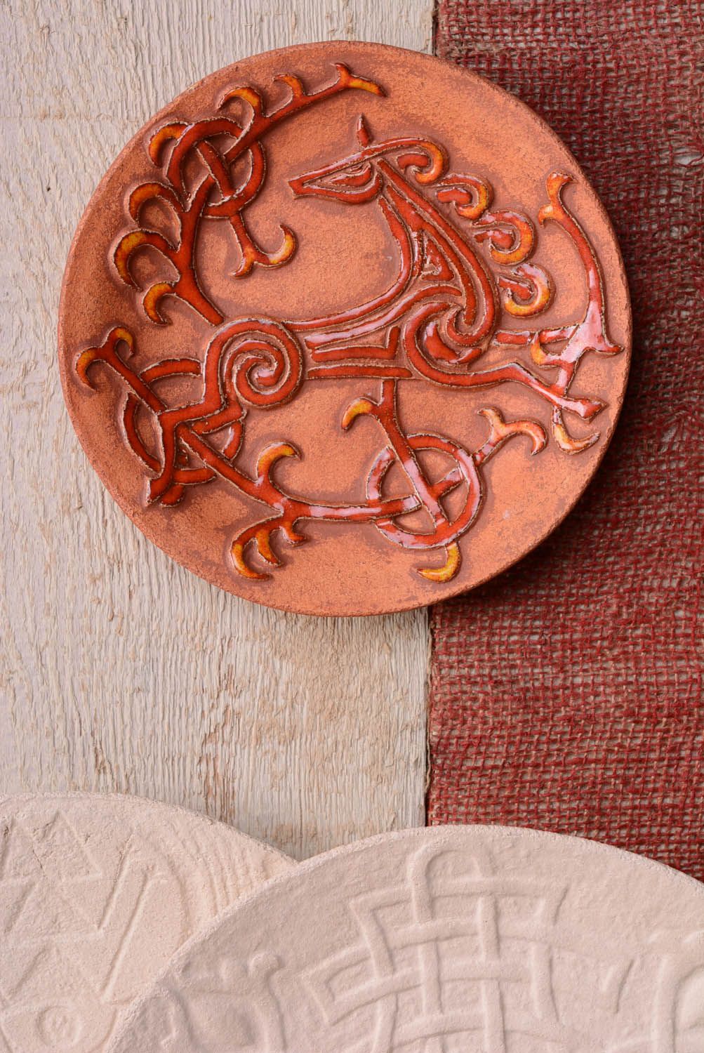 Prato-talismã decorativo de parede de cerâmica coberto com glacê Rarog foto 3
