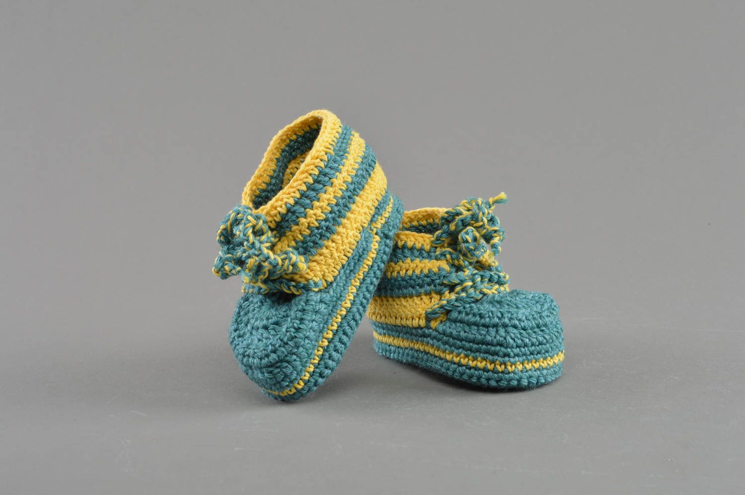 Gehäkelte Babyschuhe blau gelb aus Wolle und Baumwolle künstlerische Handarbeit foto 2