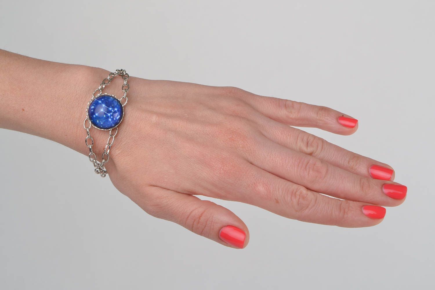 Handgemachtes Armband aus Metall mit  Sternbild von Jungfrau und Glaseinsatz  foto 1