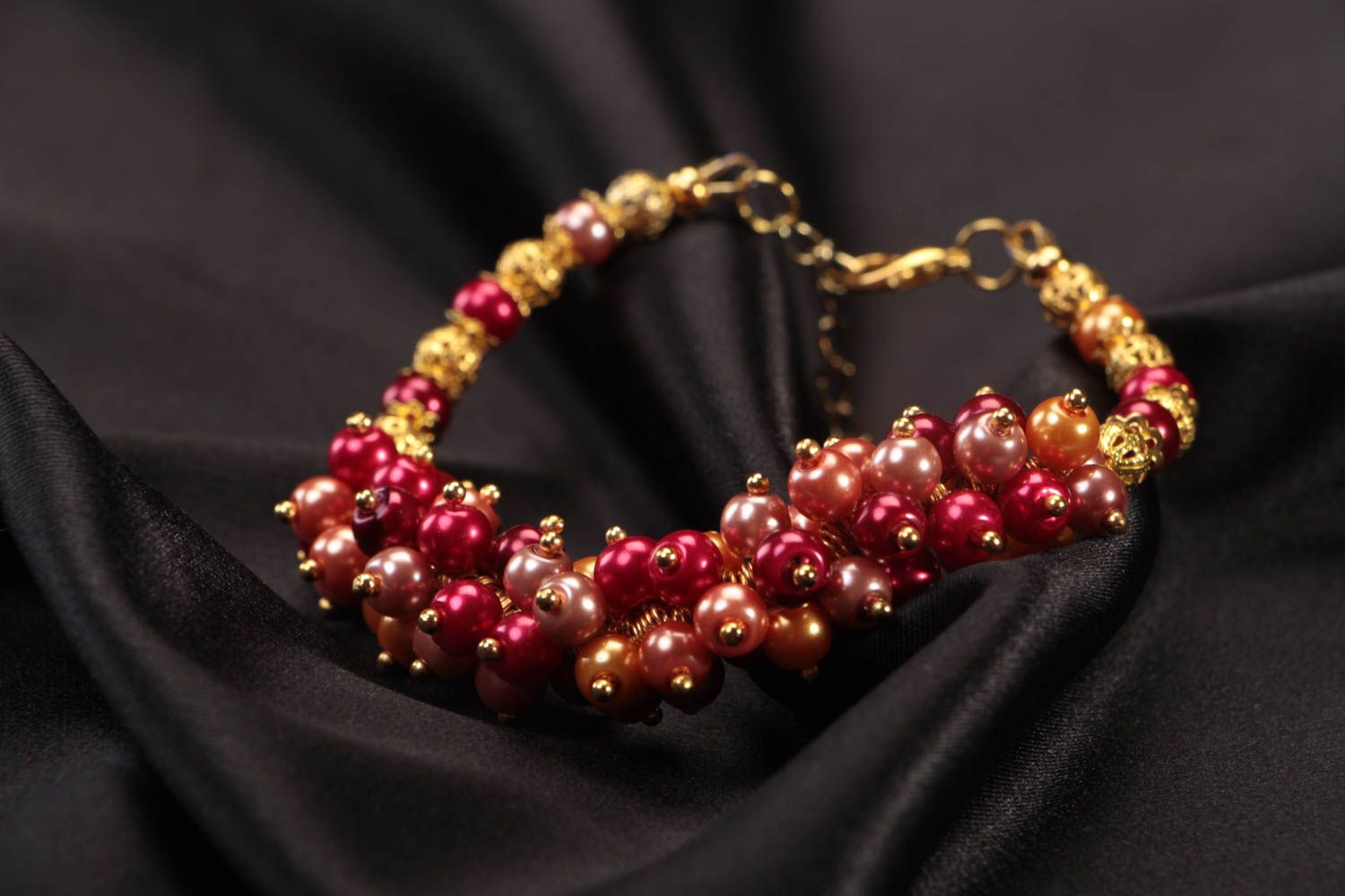 Handgemachtes Armband aus Keramikperlen in Rot und Goldfarbe mit Schließe foto 2