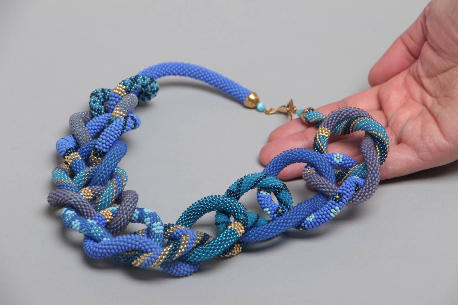 Collar de abalorios artesanal para el cuello en tonos azules femenino foto 5