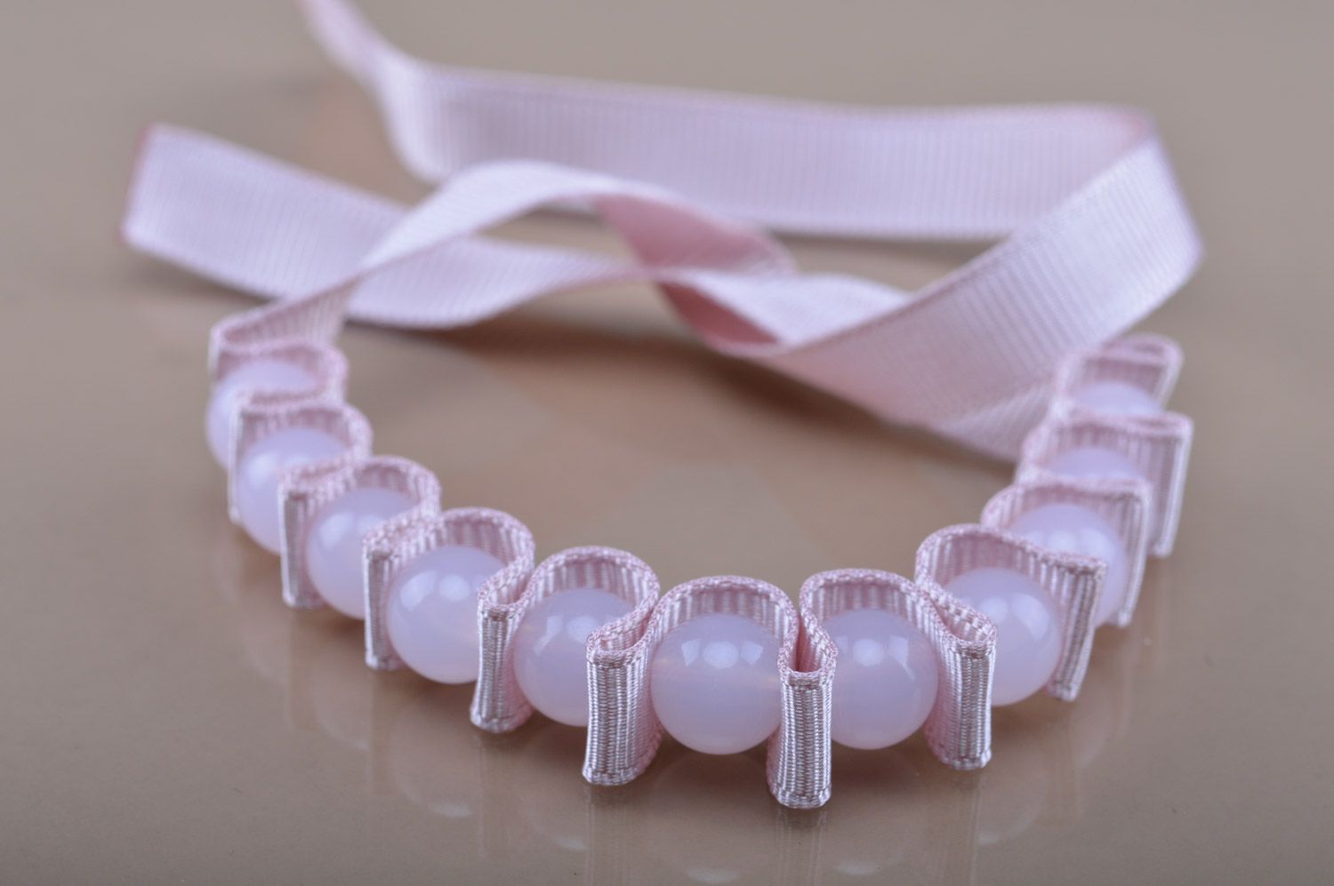 Bracelet en perles de plastique et ruban reps rose fait main cadeau romantique photo 2