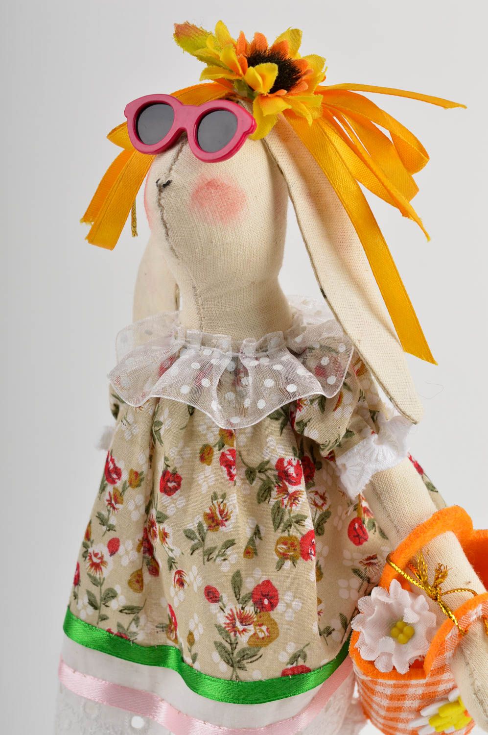 Игрушка заяц-пляжник ручной работы авторская игрушка стильный подарок для дома фото 3