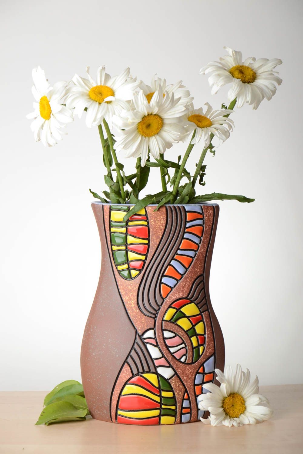 10 inches tall 60 oz ceramic decorative vase in beige, yellow-red colors 2,6 lb photo 1