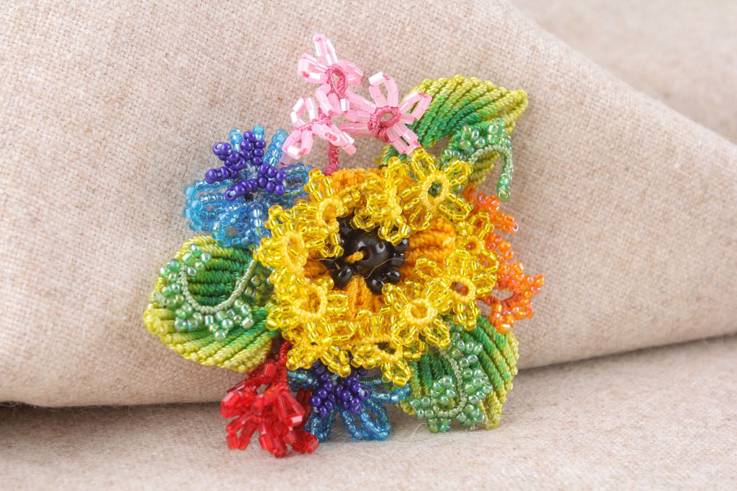 Broche fleur multicolore en perles de rocaille  photo 1