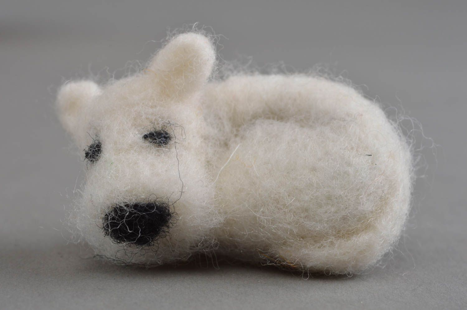 Broche blanche en laine naturelle faite main originale en forme de chien photo 3
