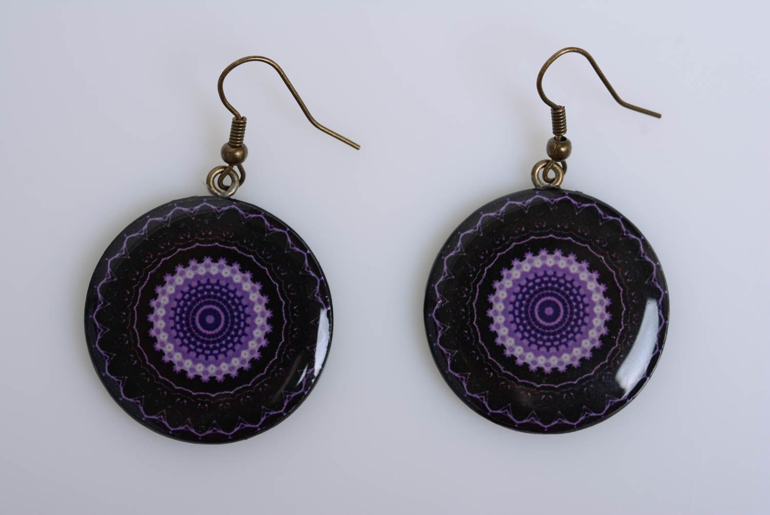 Pendientes artesanales redondos de arcilla polimérica de colores lila y negro foto 3