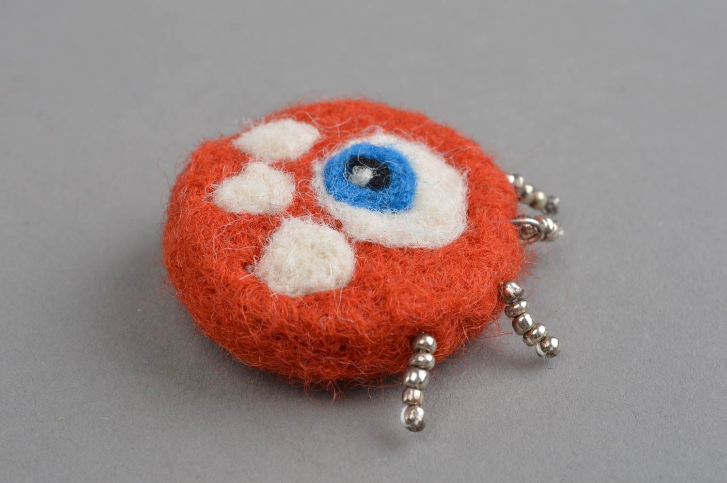 Petit jouet mou rond rouge fait main en laine technique de feutrage décoration photo 3