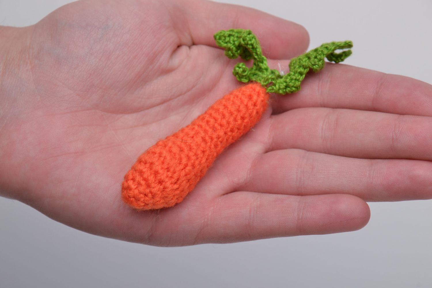 Juguete tejido a ganchillo con forma de zanahoria foto 5