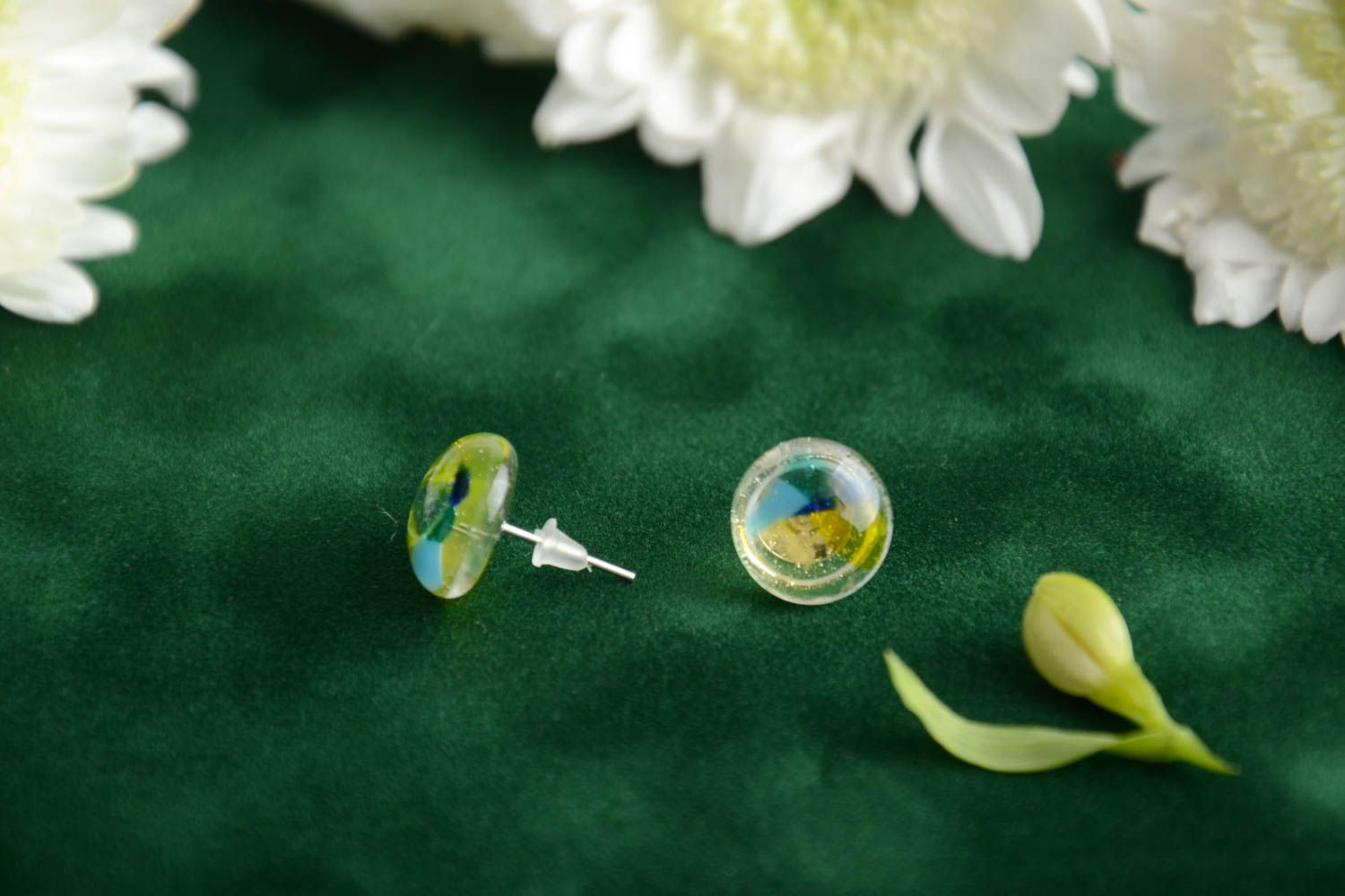 Красивые маленькие серьги из фьюзинг стекла гвоздики круглые ручной работы фото 1