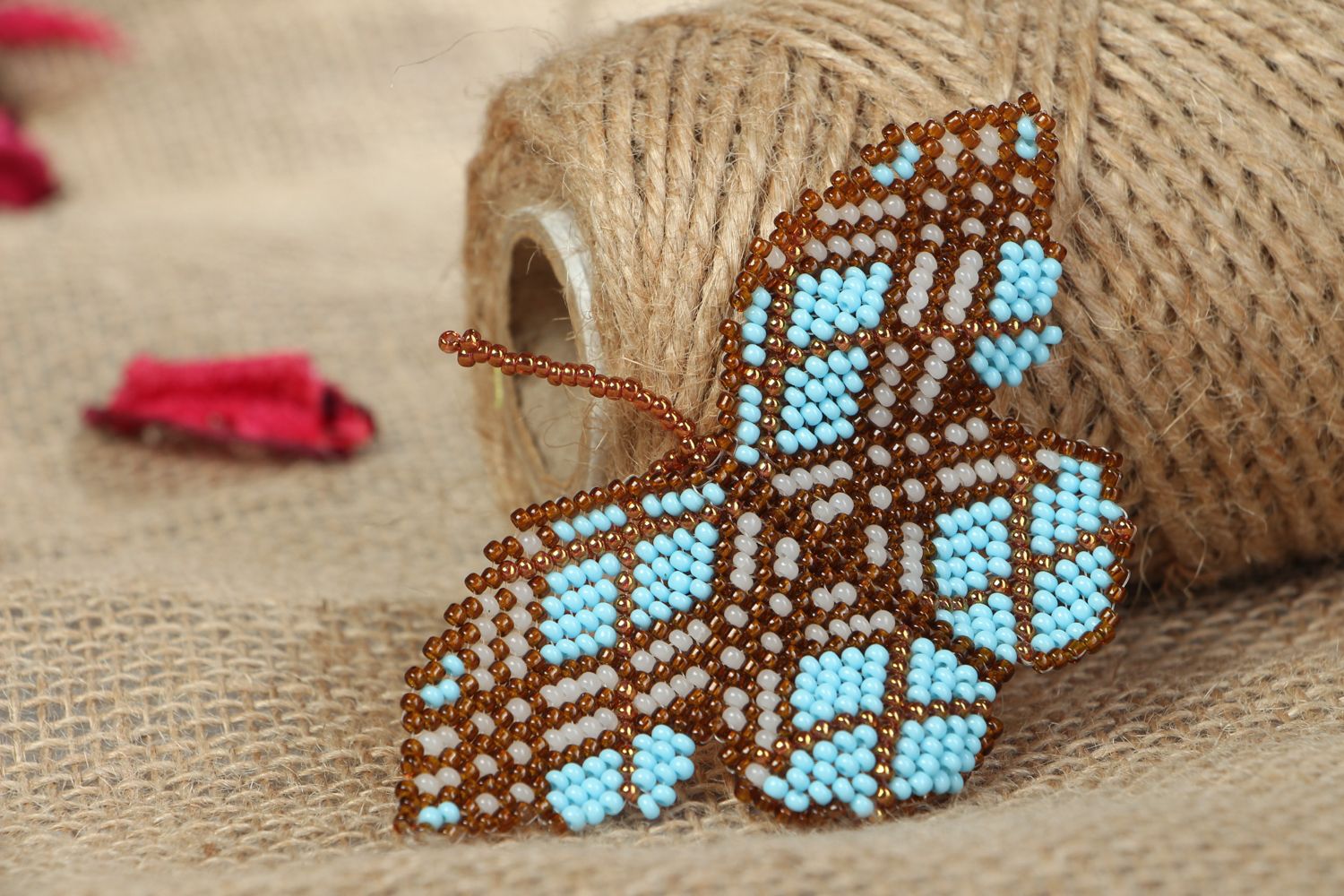 Broche en perles de rocaille en forme de papillon photo 5