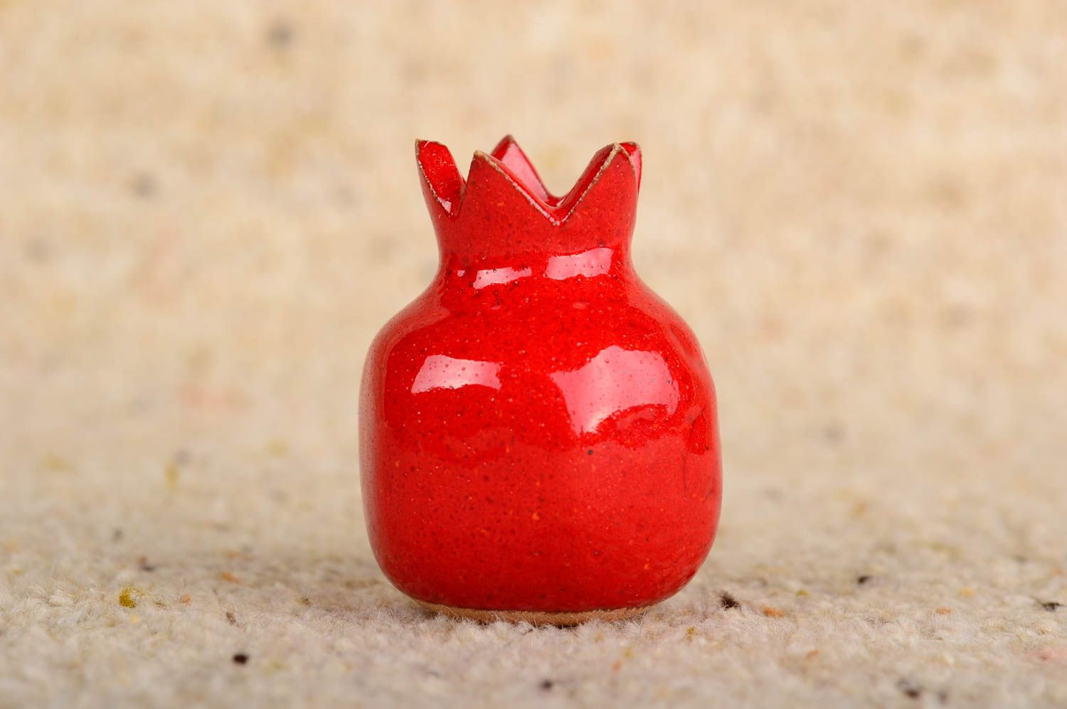 Vase céramique fait main Petit vase Déco maison rouge original forme de grenat photo 1