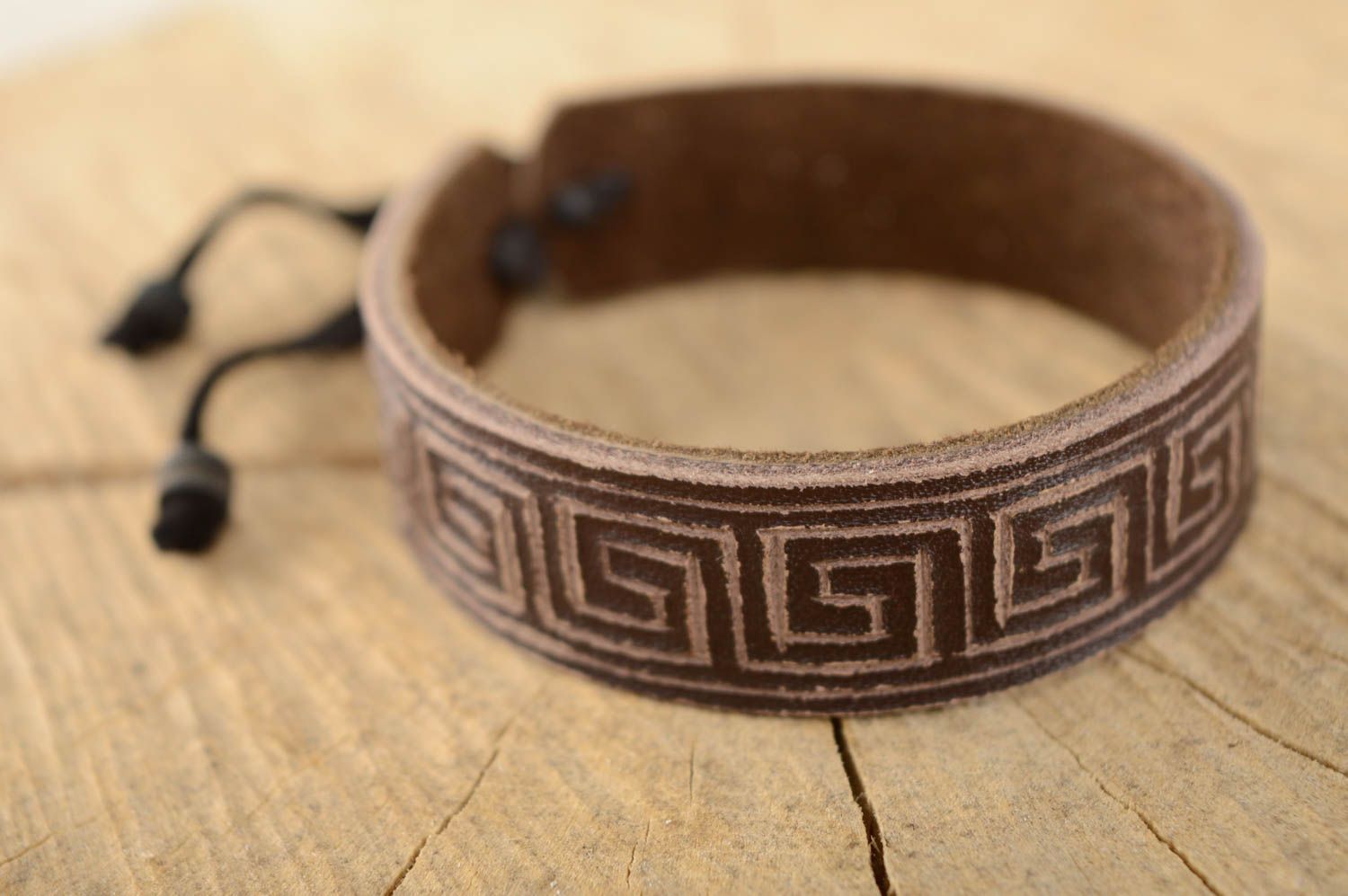 Bracelet fait main de vrai cuir avec sculpture accessoire unisexe marron photo 1