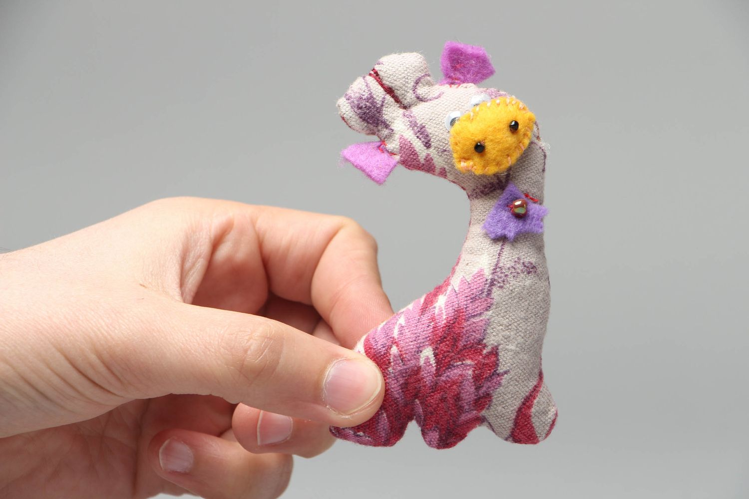 Мягкая игрушка ручной работы в виде жирафа фото 4