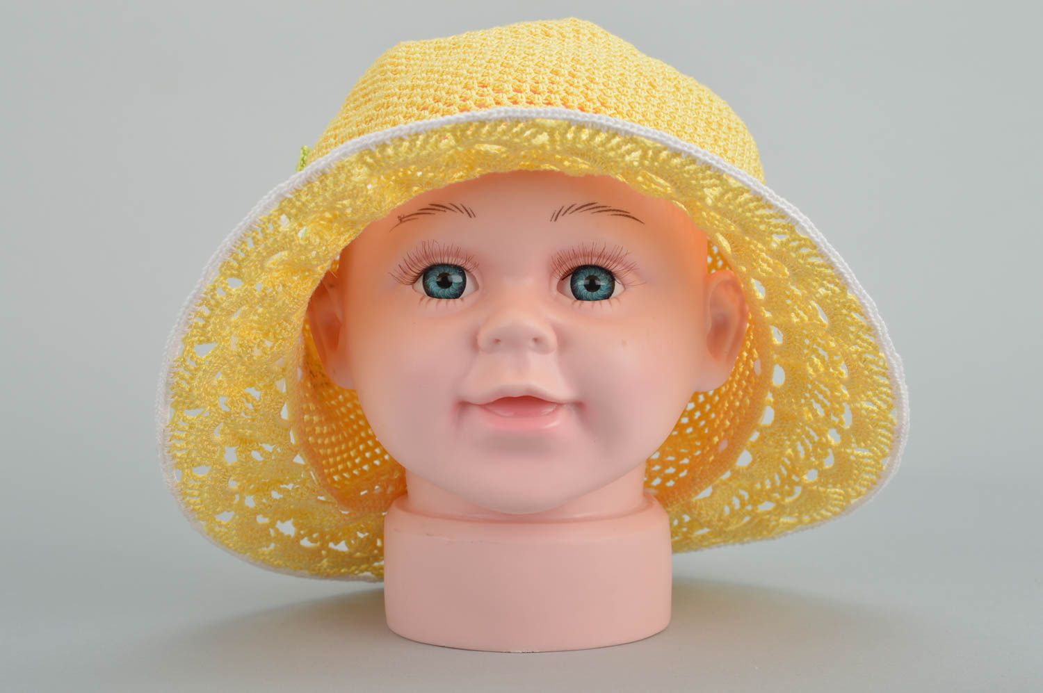 Schöner gelber Häkel Hut aus Baumwolle handmade für Kinder mit weißen Blumen foto 1