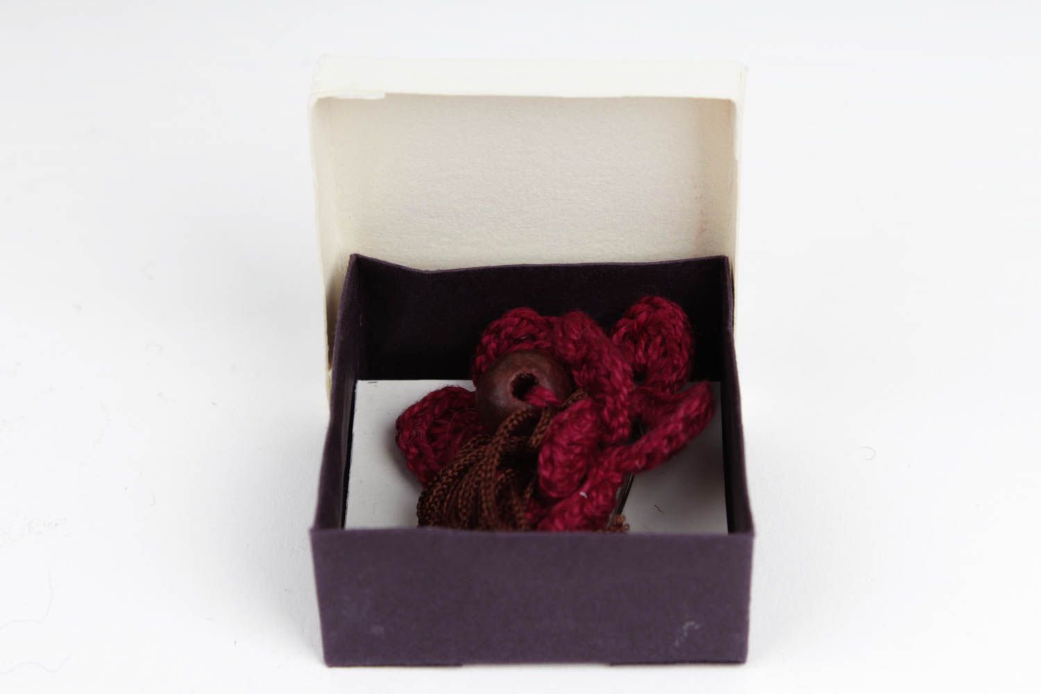 Broche en tricot Bijou fait main fleur rouge foncé en coton Cadeau femme photo 3