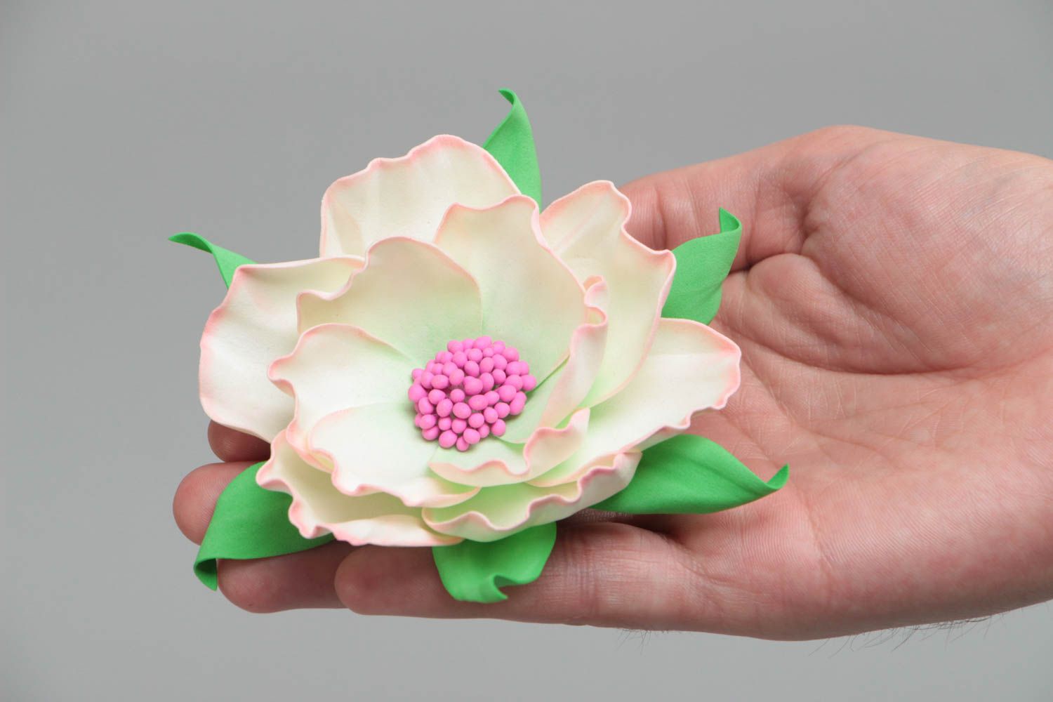 Broche artesanal original de foamiran hecho a mano con forma de flor bonita foto 5